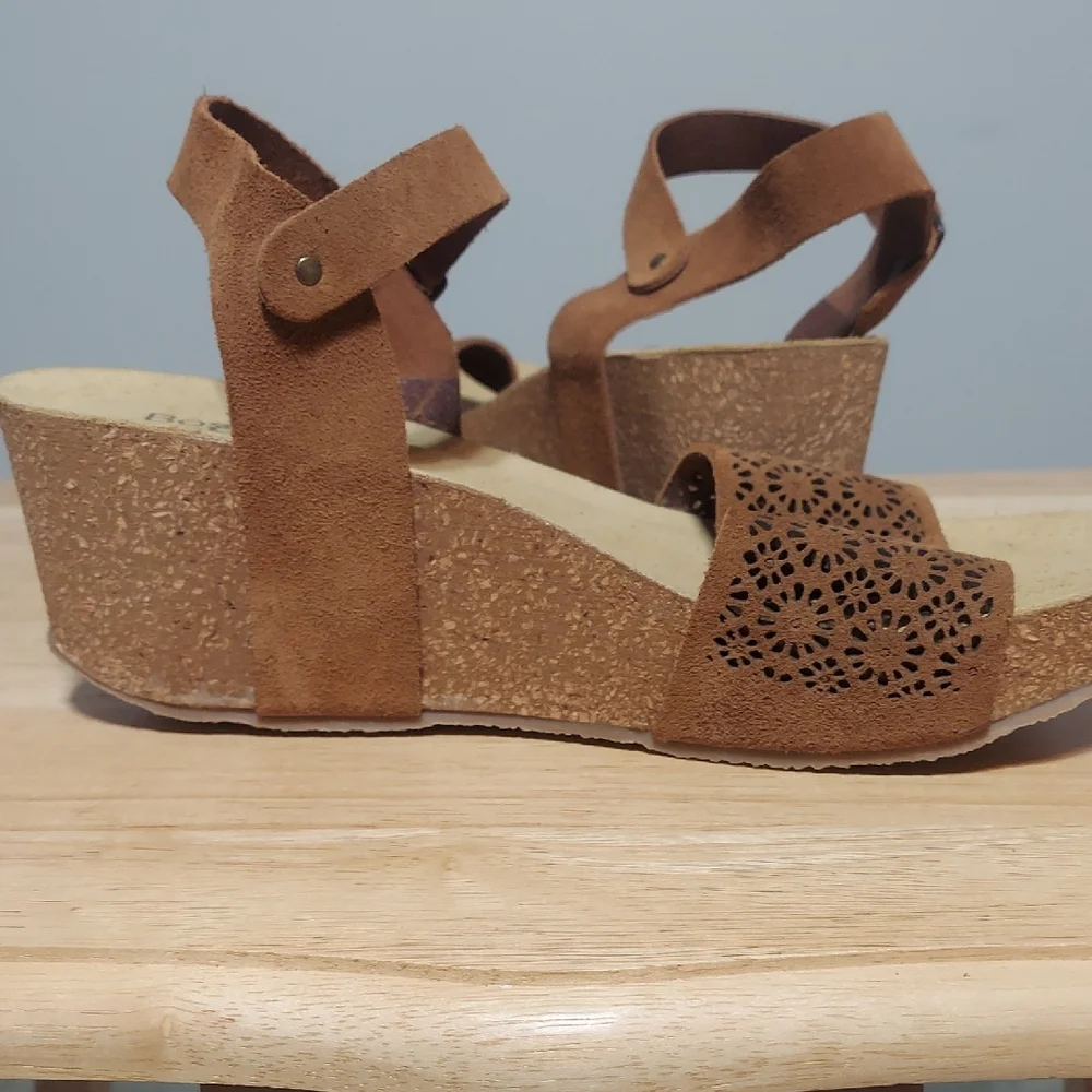 NWOT Bos. & Co. Italian Brown Suede Laser-Cut Floral Wedge Sandals Size 39 / 9
